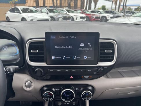 Used 2025 Hyundai Venue SEL FWD image 17