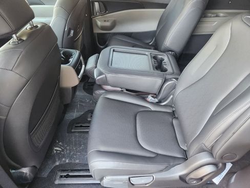 New 2026 Kia Carnival LXS image 25