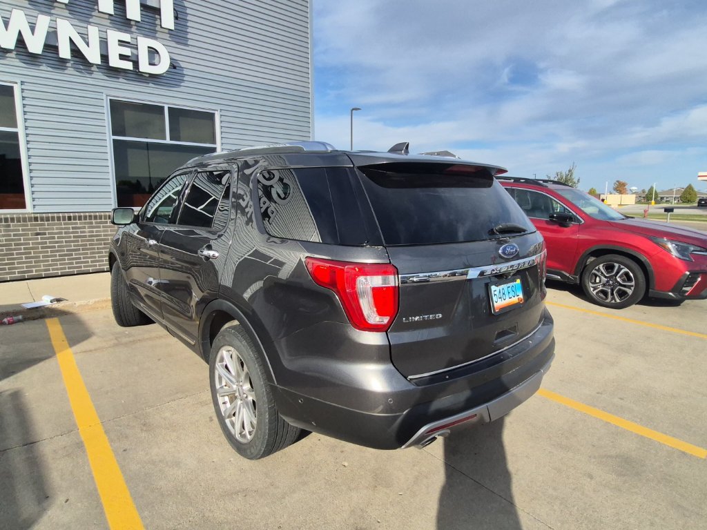 Used 2017 Ford Explorer Limited w/ Equipment Group 301A AWD/4WD image 6