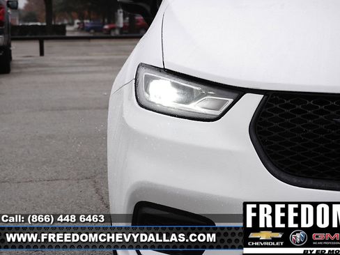 Used 2025 Chrysler Pacifica Limited image 43