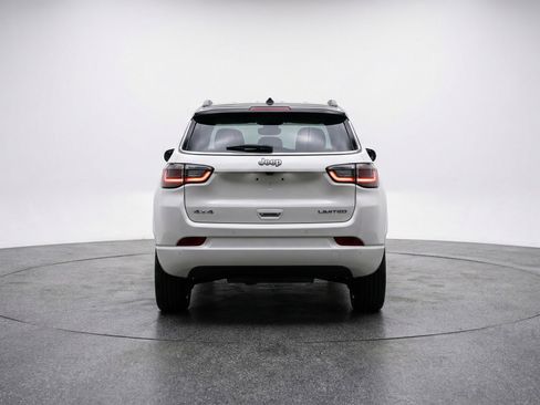 Used 2025 Jeep Compass Latitude AWD/4WD image 7