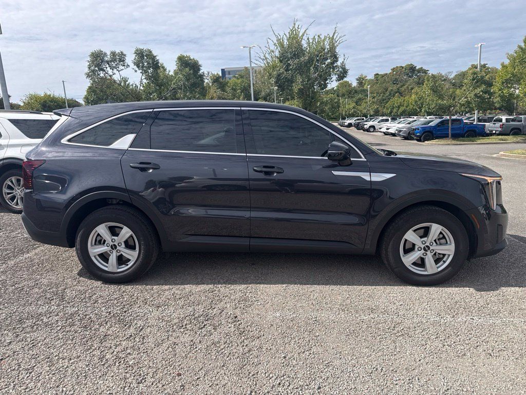 Used 2025 Kia Sorento LX FWD image 2