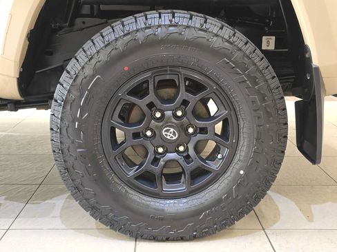 Used 2020 Toyota Tacoma SR5 AWD/4WD image 8
