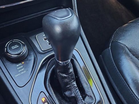 Used 2019 Jeep Cherokee Limited image 20