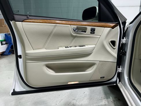 Used 2011 Cadillac DTS Platinum FWD image 24
