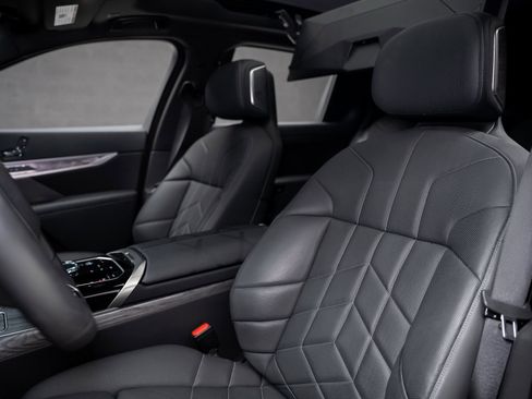 Used 2024 BMW i7 eDrive50 w/ M Sport Package image 62