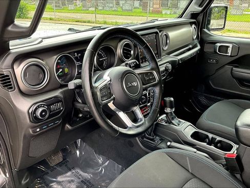 Used 2022 Jeep Wrangler Unlimited Rubicon 4xe w/ Cold Weather Group AWD/4WD image 13