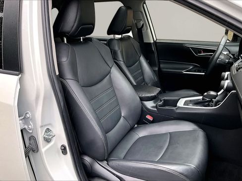 Certified 2022 Toyota RAV4 XLE Premium FWD image 9