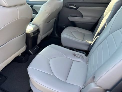 Used 2021 Toyota Highlander XLE AWD/4WD image 19