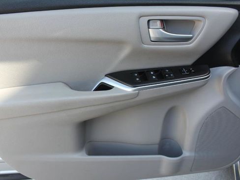 Used 2017 Toyota Camry SE FWD image 12