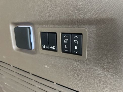 Used 2021 GMC Yukon Denali image 28