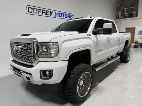 Used 2017 GMC Sierra 2500 Denali w/ Duramax Plus Package AWD/4WD image 2