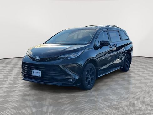 Used 2025 Toyota Sienna XLE Woodland Edition image 3