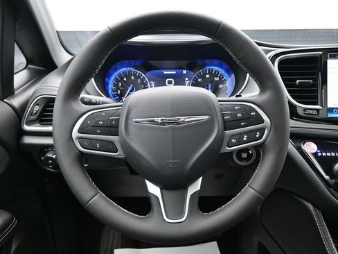 Used 2026 Chrysler Pacifica Limited FWD image 15