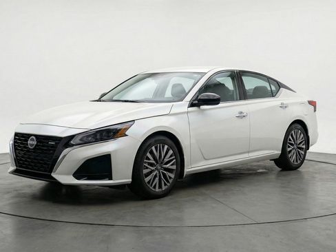 Used 2025 Nissan Altima 2.5 SV FWD image 3