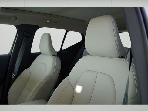 New 2025 Volvo XC40 B5 Ultra w/ Climate Package image 18