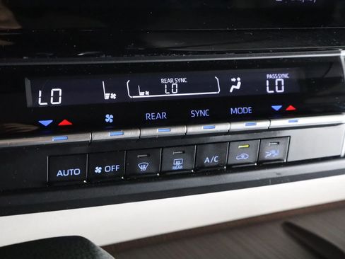 Used 2021 Toyota Sienna LE image 19