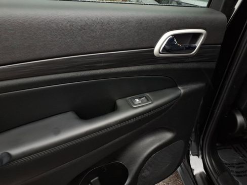 Used 2022 Jeep Grand Cherokee Laredo X image 9