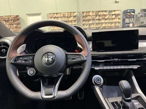 New 2025 Alfa Romeo Tonale Intensa eAWD w/Sunroof/Nav Spo image 12