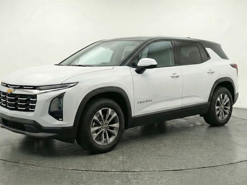 Used 2025 Chevrolet Equinox LT image 3