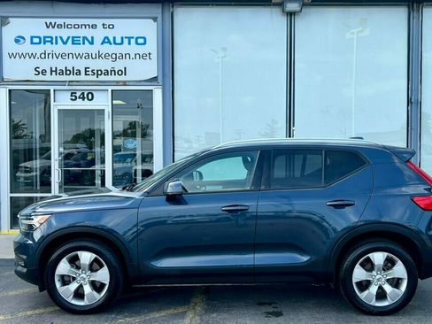 Used 2021 Volvo XC40 T4 Momentum image 2