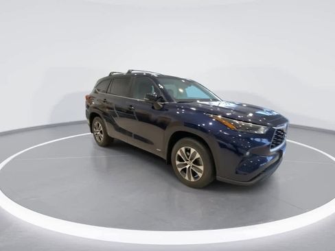 Used 2023 Toyota Highlander XLE AWD/4WD image 2
