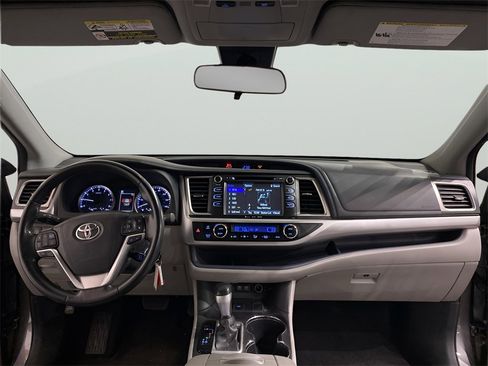 Used 2017 Toyota Highlander Plus image 11