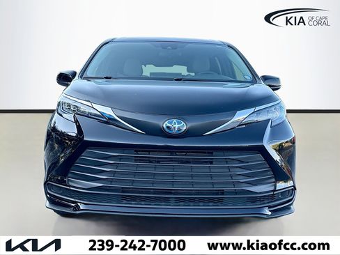 Used 2025 Toyota Sienna LE image 8