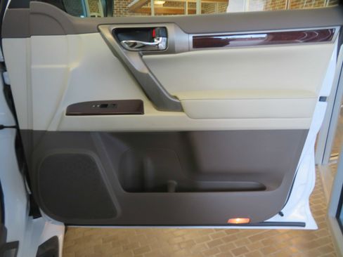 Used 2014 Lexus GX 460 w/ Premium Package image 25