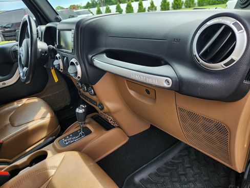 Used 2013 Jeep Wrangler Rubicon w/ Dual Top Group AWD/4WD image 18