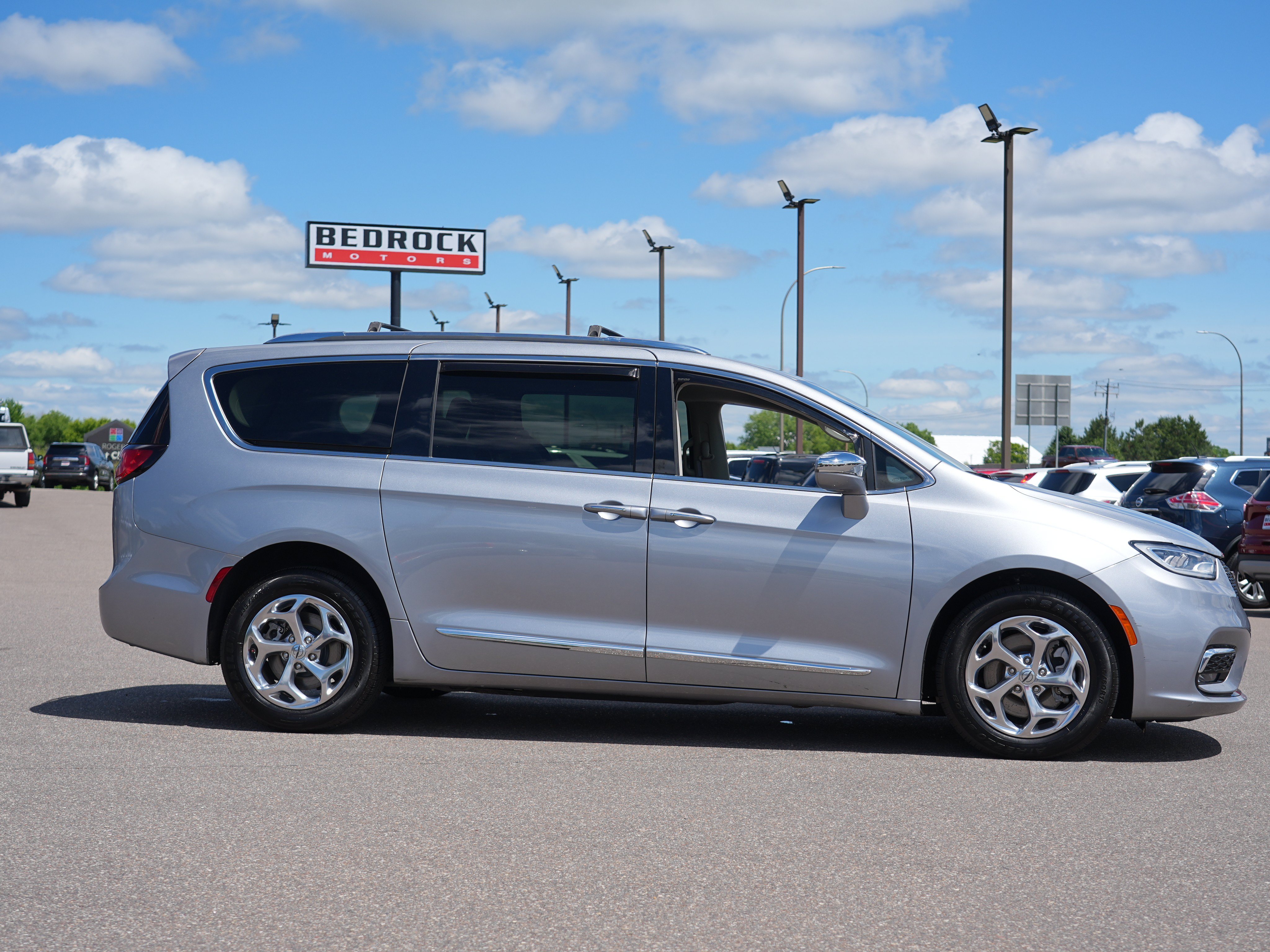 Used 2021 Chrysler Pacifica Limited AWD/4WD image 2
