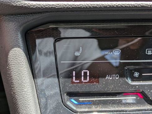 Used 2025 Volkswagen Taos SE FWD image 22