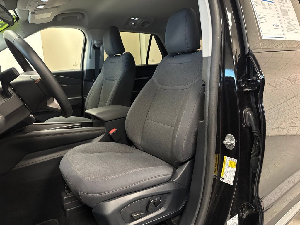 Used 2025 Ford Explorer Active AWD/4WD image 8