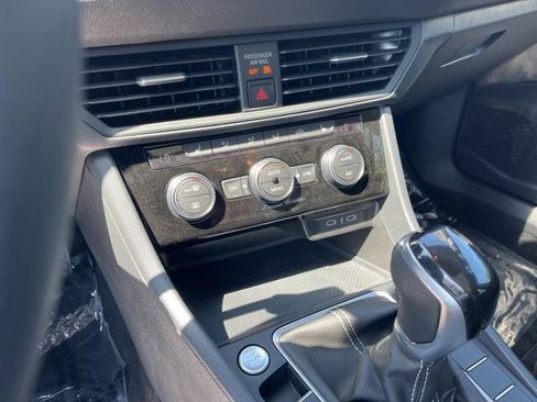 Used 2024 Volkswagen Jetta SE FWD image 24