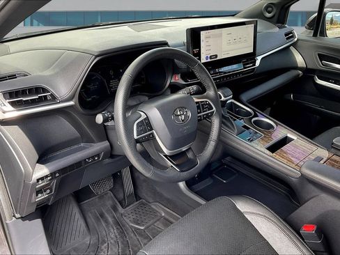 Used 2025 Toyota Sienna Limited AWD/4WD image 17