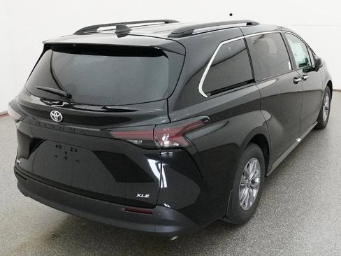 New 2026 Toyota Sienna XLE FWD image 5