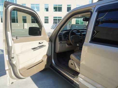 Used 2010 Jeep Liberty Limited w/ Tire & Wheel Group image 13