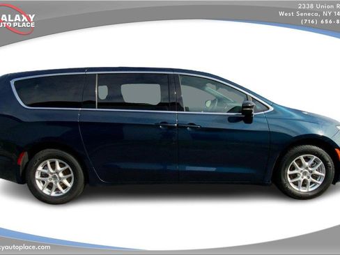 Used 2025 Chrysler Pacifica Select FWD image 4