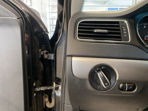 Used 2018 Volkswagen Jetta SE FWD image 13