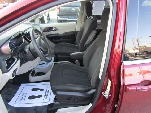 Used 2023 Chrysler Voyager LX FWD image 13
