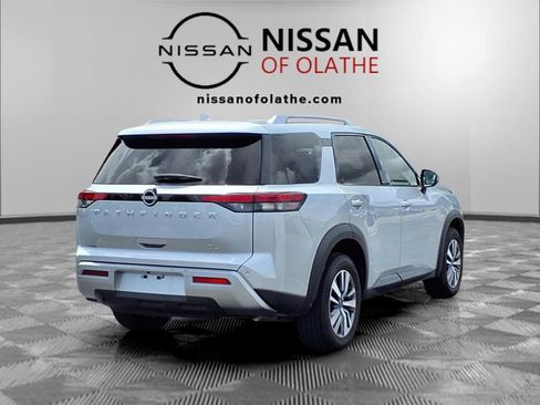 Used 2025 Nissan Pathfinder SL FWD image 29