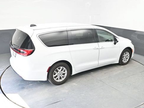 Used 2023 Chrysler Pacifica Touring-L FWD image 22