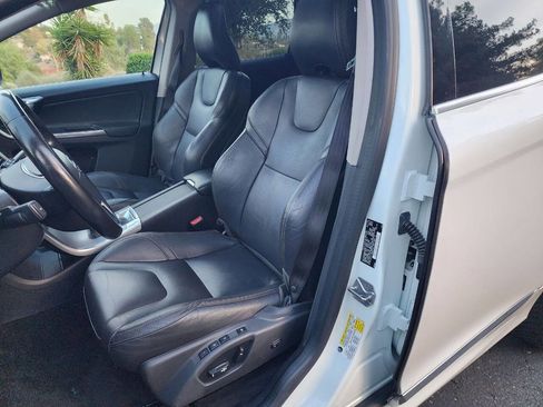 Used 2017 Volvo XC60 T6 Dynamic w/ Climate Package image 11