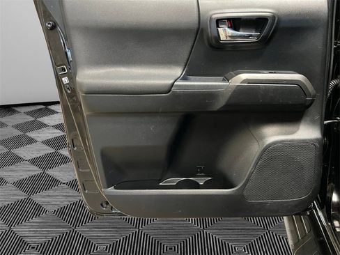 Used 2017 Toyota Tacoma TRD Sport image 19