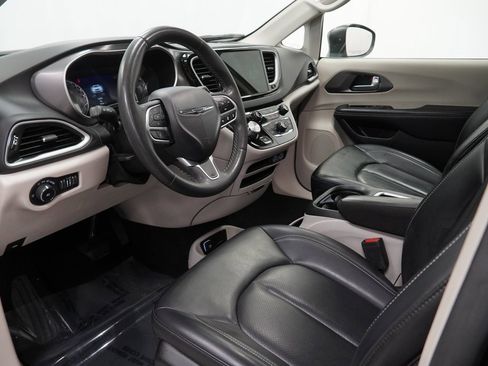 Certified 2023 Chrysler Pacifica Touring-L image 19