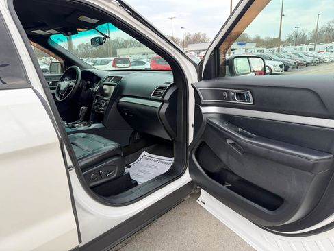 Used 2016 Ford Explorer XLT w/ Equipment Group 202A image 9