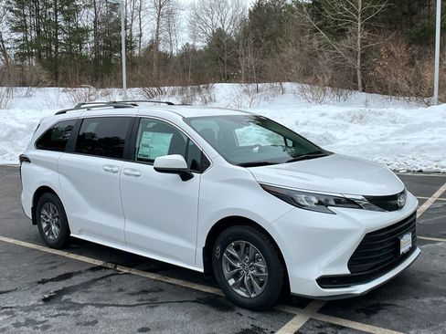 New 2026 Toyota Sienna LE image 7