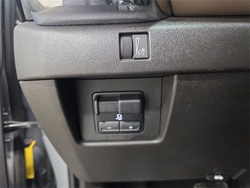 Used 2024 GMC Canyon Denali image 26