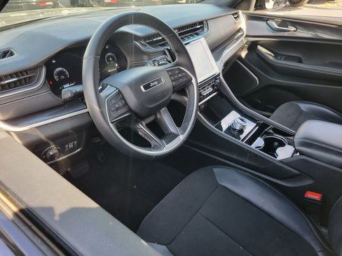 Used 2022 Jeep Grand Cherokee Altitude image 3