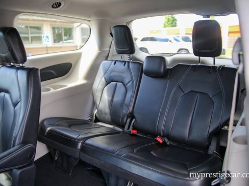 Used 2023 Chrysler Pacifica Touring-L FWD image 25